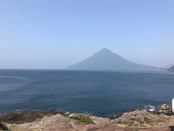 池田湖の向こうに見える開聞岳