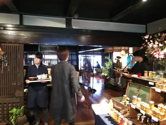 あたたかみのある店内