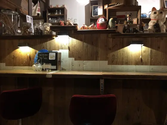 カウンターの間接照明も小粋。