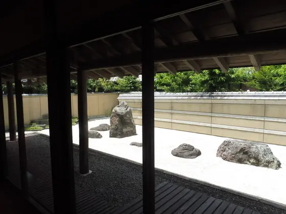 茶室と美しい庭園