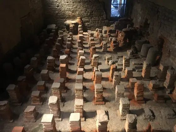 トリートメントルームの土台などが残っている。温泉水が飲めるコーナーもあり。