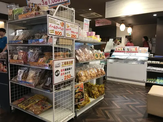 フロント脇の物販コーナー。
