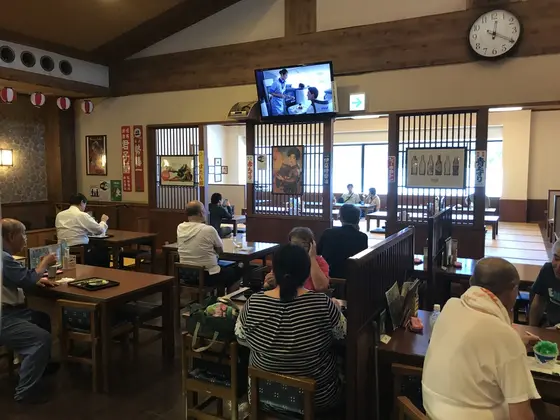 食堂は結構なスペースがあります。