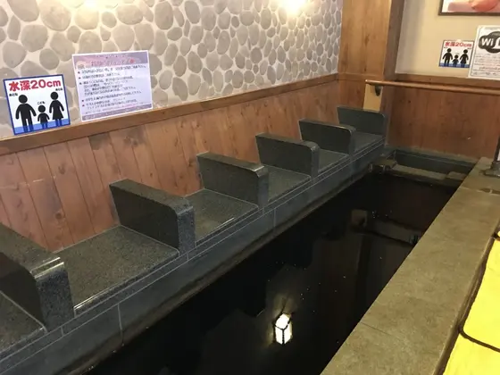 食堂内の足湯です。