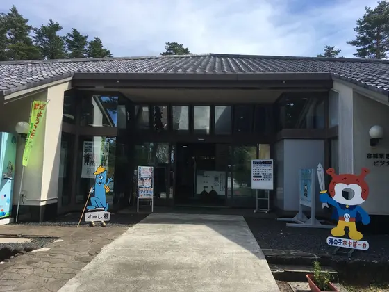 神社の手前にあるビジターセンター。津波体験できる施設がある