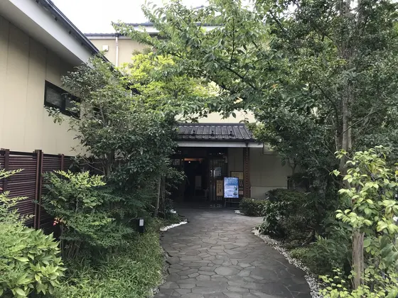 エントランスも雰囲気あります。