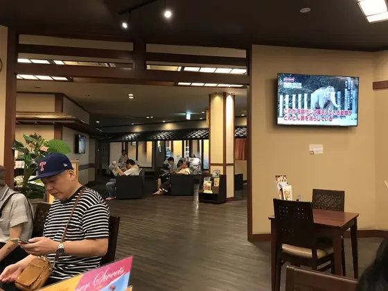 落ち着いた内装の館内。