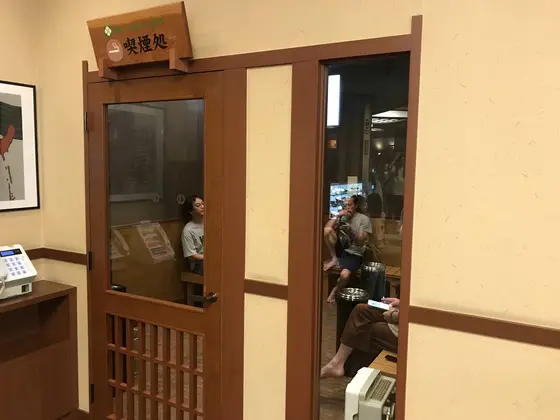 広めの喫煙室です。