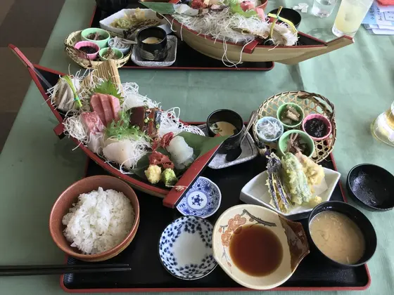 来ました〜。舟盛り♪