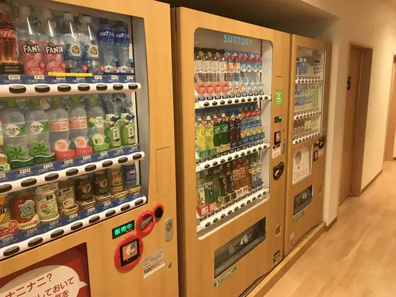 自販機も木の色？ですw