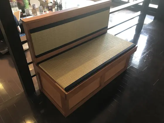 椅子もあちこちあります。