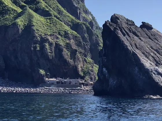廃墟の番屋と屏風岩