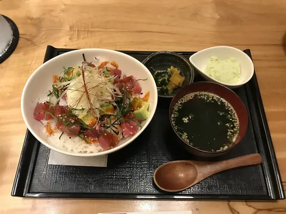 マグロとアボカドのユッケ丼