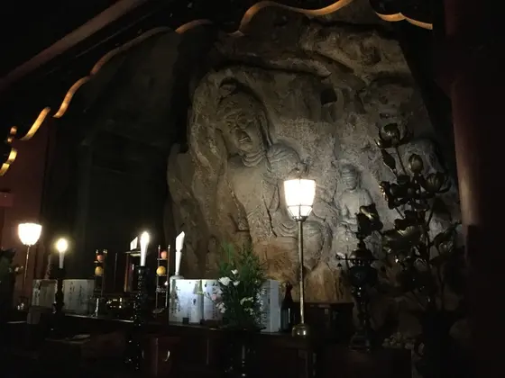 大岩に掘られた仏像