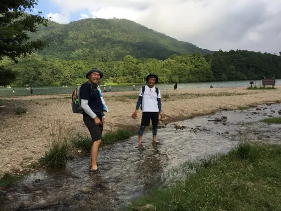湯の湖に注がれる川