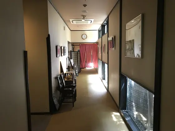 照明は暗いです。