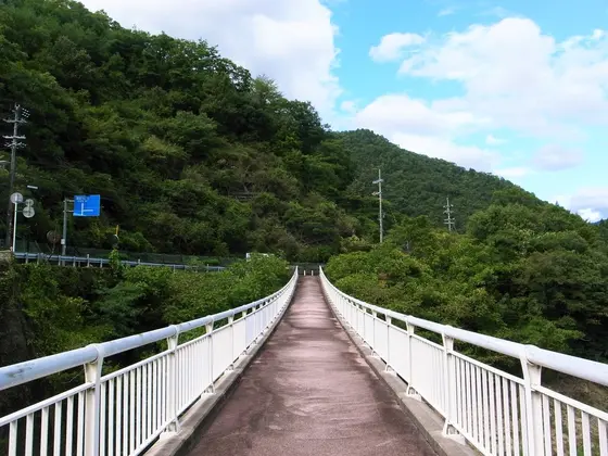 白い吊り橋