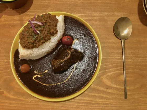 チキンカレーとドライカレーの二種盛り