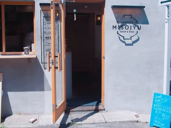まるでコーヒースタンドのような外観