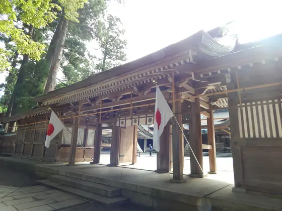 白き神々の座はこの神門の先に