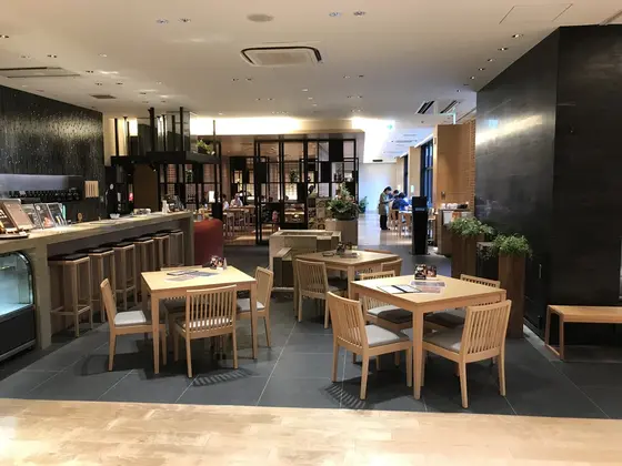 バーカウンター前