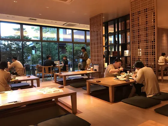 掘りごたつ式の席