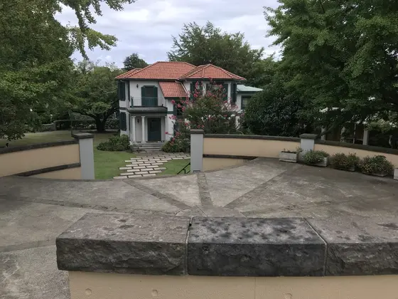 ブラフ18番館