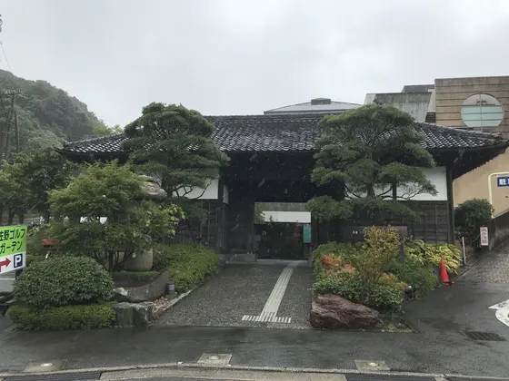 重厚感溢れる門が入り口