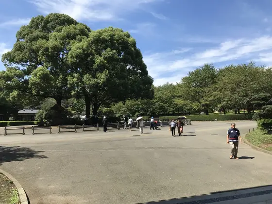 三門を抜けた広場です。