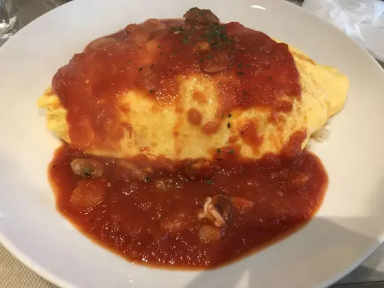 トマトソース系のオムライス