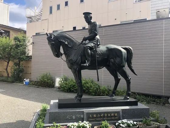 秋山好古騎馬像
