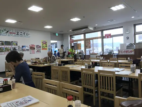 恐ろしい広さの一階レストラン