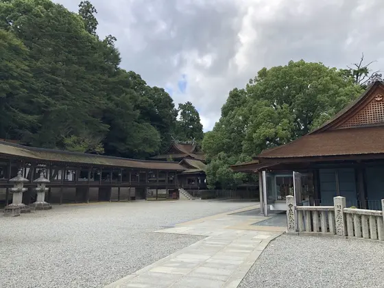 右がお守り販売所