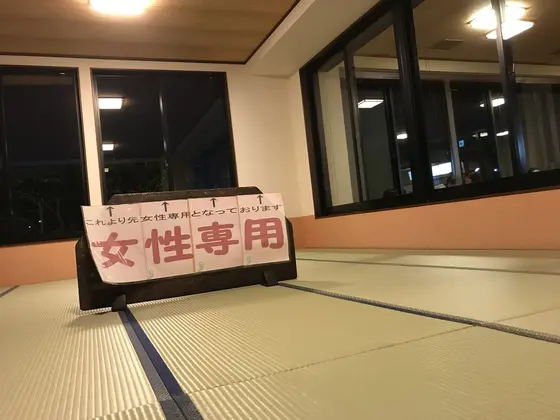 衝立の奥が女性専用エリアです。