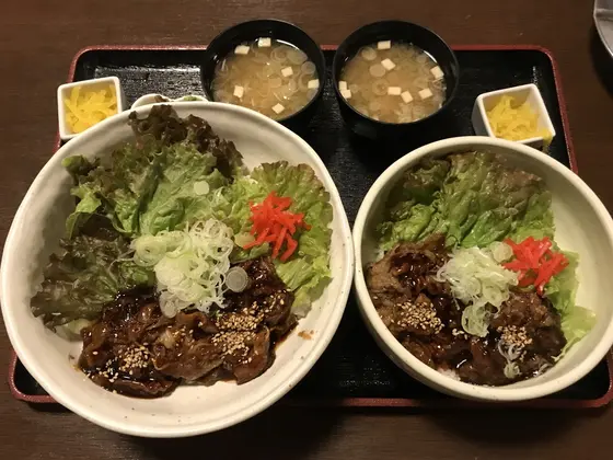 カルビ丼大盛りと普通盛り