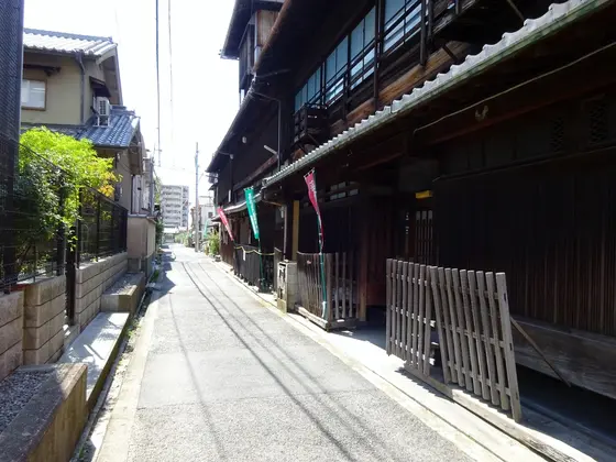 参道も歴史を感じます