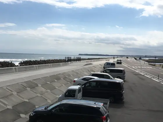 トンネルを抜けた駐車