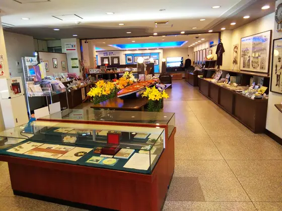 歌にまつわる資料を展示しています。