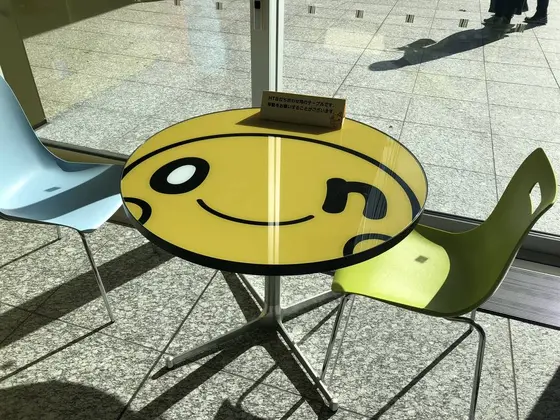 ロビーの打ち合わせテーブルもonちゃん