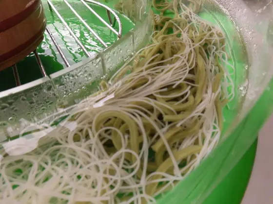 そうめんをすくいとり