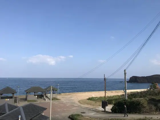 旅館の裏はすぐ海