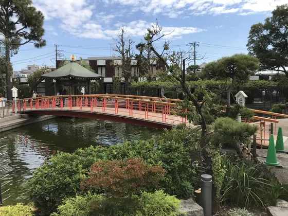 庭園脇には児童公園？