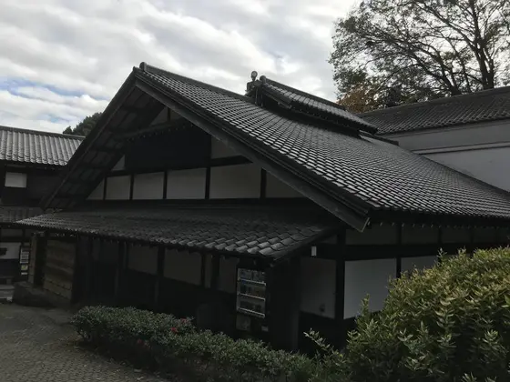 正面入り口の建物は博物館