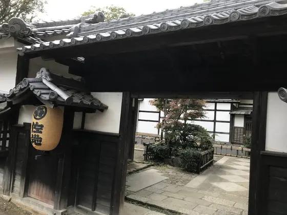 武家屋敷ちっくな民家です。