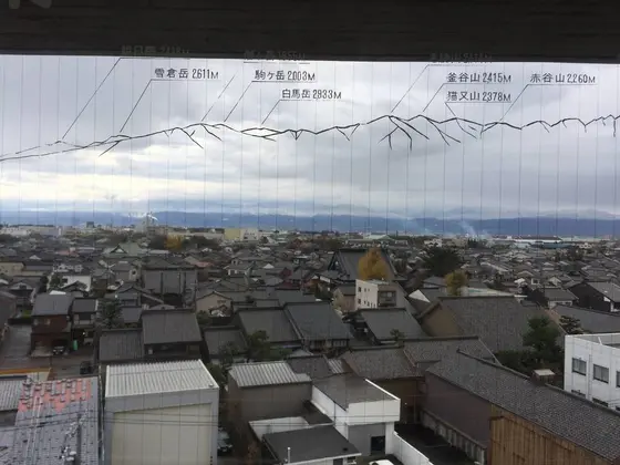 遠くは立山連峰も拝める