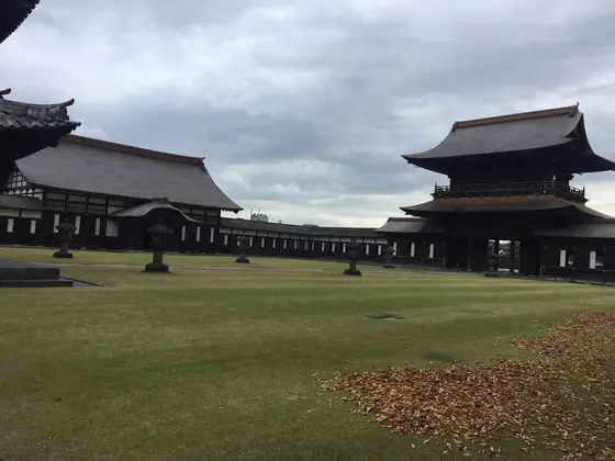 回廊式の廊下で参拝できる