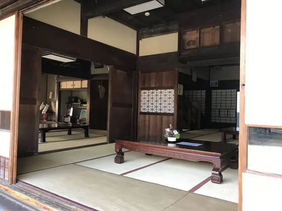 縁側から母屋を覗く