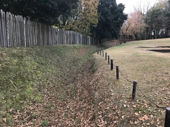 村の周りは塀で囲まれてます。