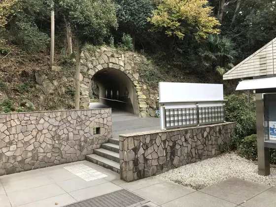 称名寺入り口