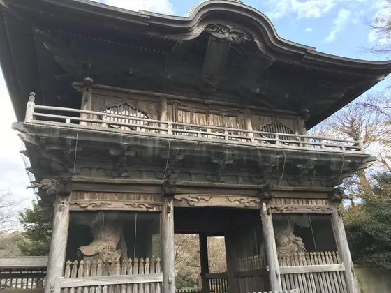 重厚な山門(仁王門)
